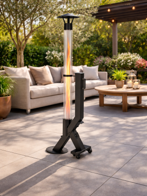 Moderne zwarte pellet heater PH-05 met zichtbare vlam in glazen buis, geplaatst op een stijlvol buitenterras overdag